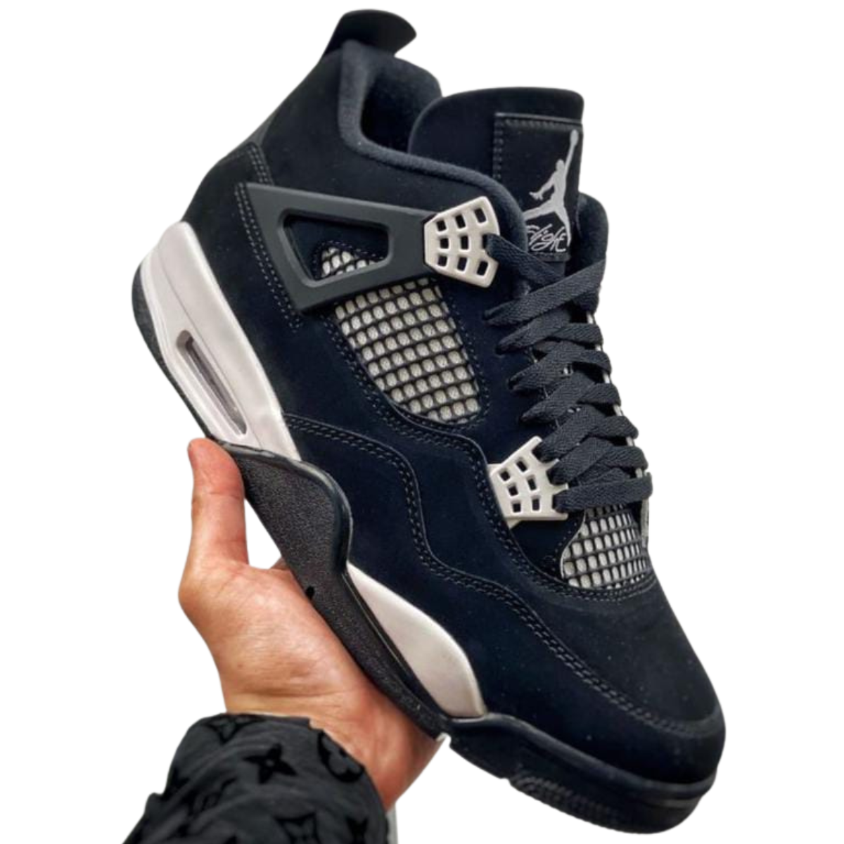 Comprar Zapatillas Nike Jordan Retro 4 Mujer. ¿Estás buscando dónde comprar Zapatillas Nike Jordan Retro 4 Mujer? En Onlineshoppingcenterg, tenemos la colección perfecta para que disfrutes de la icónica Jordan Retro 4 en su máxima expresión. Este modelo no solo es una pieza de moda, sino también un calzado que ofrece calidad, comodidad y estilo únicos. A continuación, te contamos por qué las Jordan Retro 4 Mujer son una excelente elección y cómo encontrar el modelo perfecto para ti.  ¿Por Qué Comprar Zapatillas Nike Jordan Retro 4 Mujer? Las Jordan Retro 4 combinan diseño, durabilidad y confort. Son ideales para actividades diarias y también para quienes buscan un estilo urbano y actual. Su estructura de alta calidad, con materiales como el cuero y malla, hace que sean un calzado resistente y con estilo. Además, cuentan con un sistema de amortiguación Air Jordan 4 Retro AJ4, ofreciendo soporte y comodidad en cada paso.  Modelos Populares de Jordan Retro 4 Algunos de los modelos más buscados incluyen:  Jordan Retro 4 Black Cat: De diseño completamente negro, es perfecto para un estilo versátil. Jordan Retro 4 Thunder: Con colores impactantes que destacan en cualquier lugar. Jordan 4 Pure Money: Ideal para quienes buscan un toque exclusivo y llamativo. Cada modelo tiene su propio carácter, permitiéndote elegir el que mejor se adapte a tu personalidad y preferencias de estilo.  Características Principales de las Zapatillas Nike Jordan Retro 4 Mujer 1. Diseño Atemporal y Robusto El diseño de las Jordan Air 4 Retro destaca por su estructura robusta y sus materiales de primera calidad. Combinan cuero y paneles de malla que les dan una estética única y moderna, ideal tanto para atuendos deportivos como casuales.